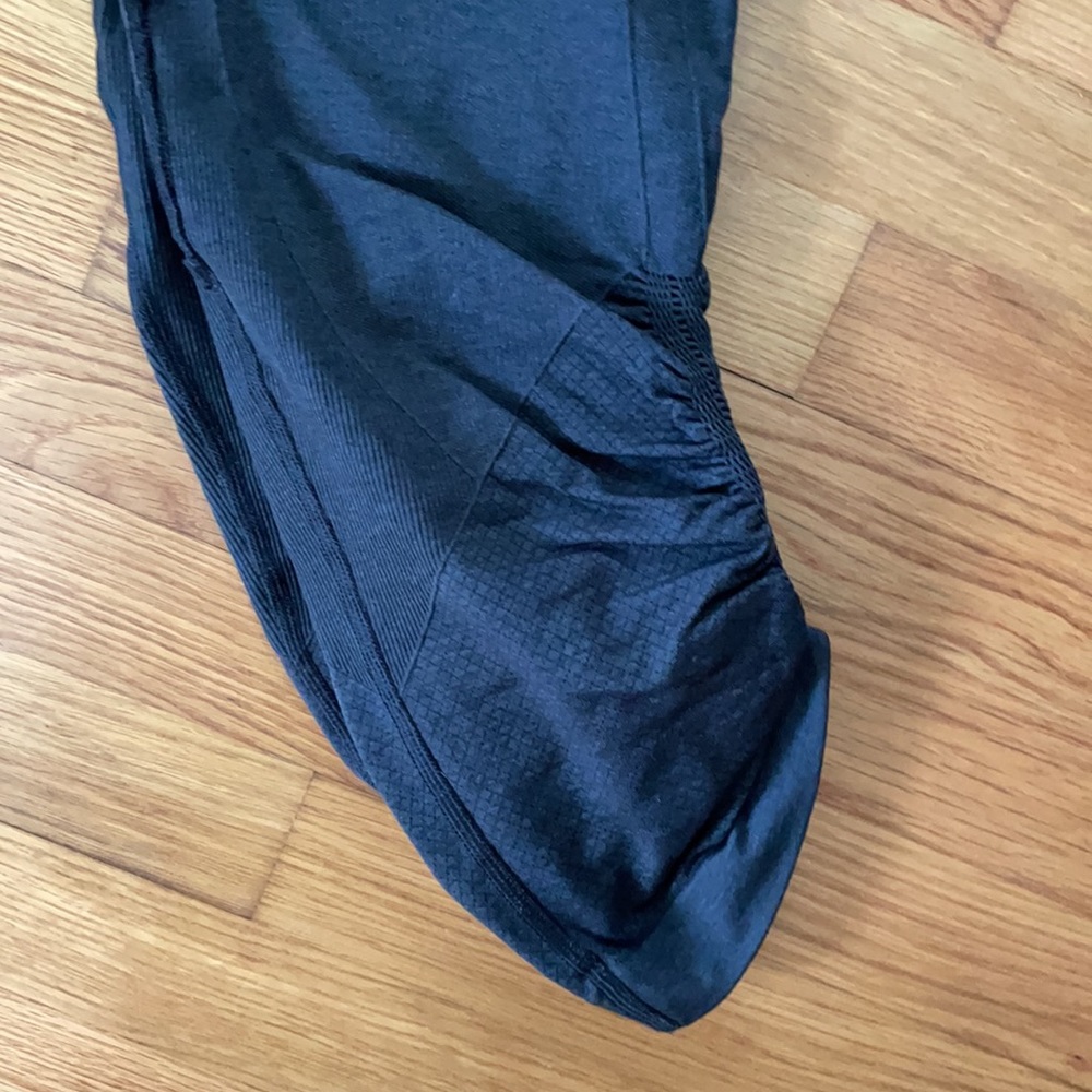 Like new Lululemon Crops, Sz 6 - Picture 2 of 3